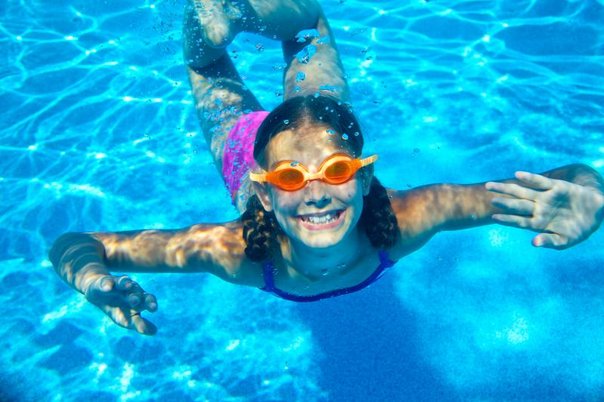 Cómo el cloro mantiene a las piscinas seguras para disfrutar el verano